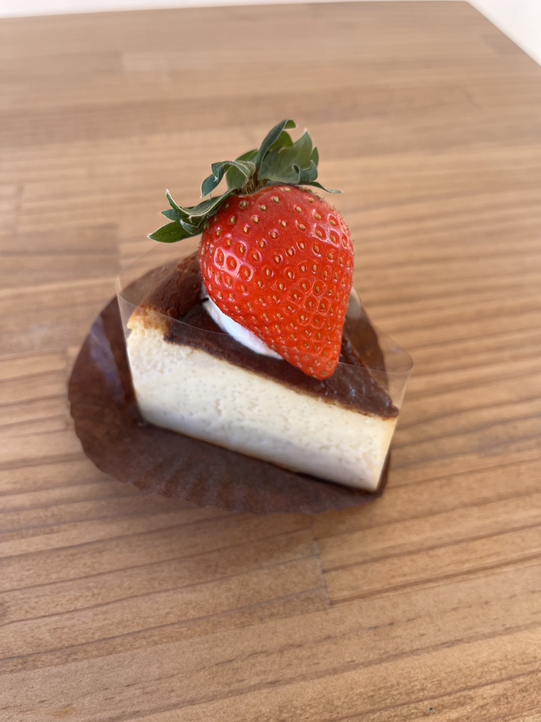 士多啤梨巴斯克芝士蛋糕