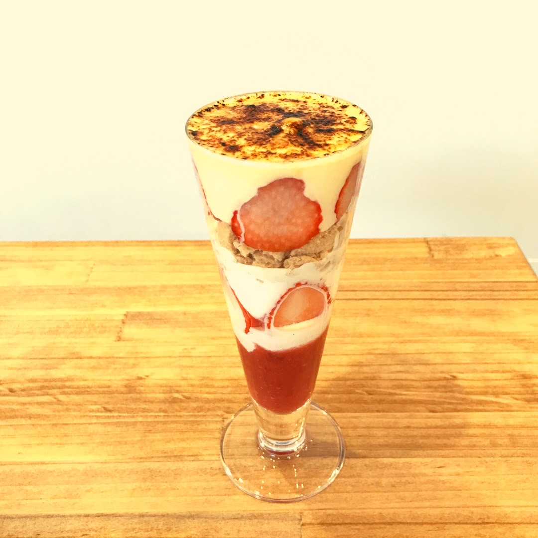 士多啤梨焦糖燉蛋芭菲